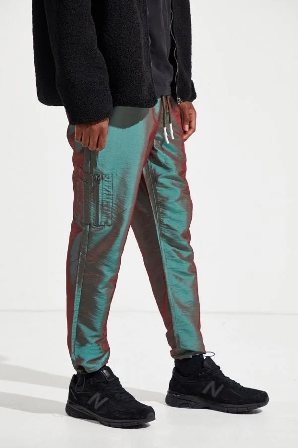 街头穿尼龙裤子时尚闪亮尼龙风裤子