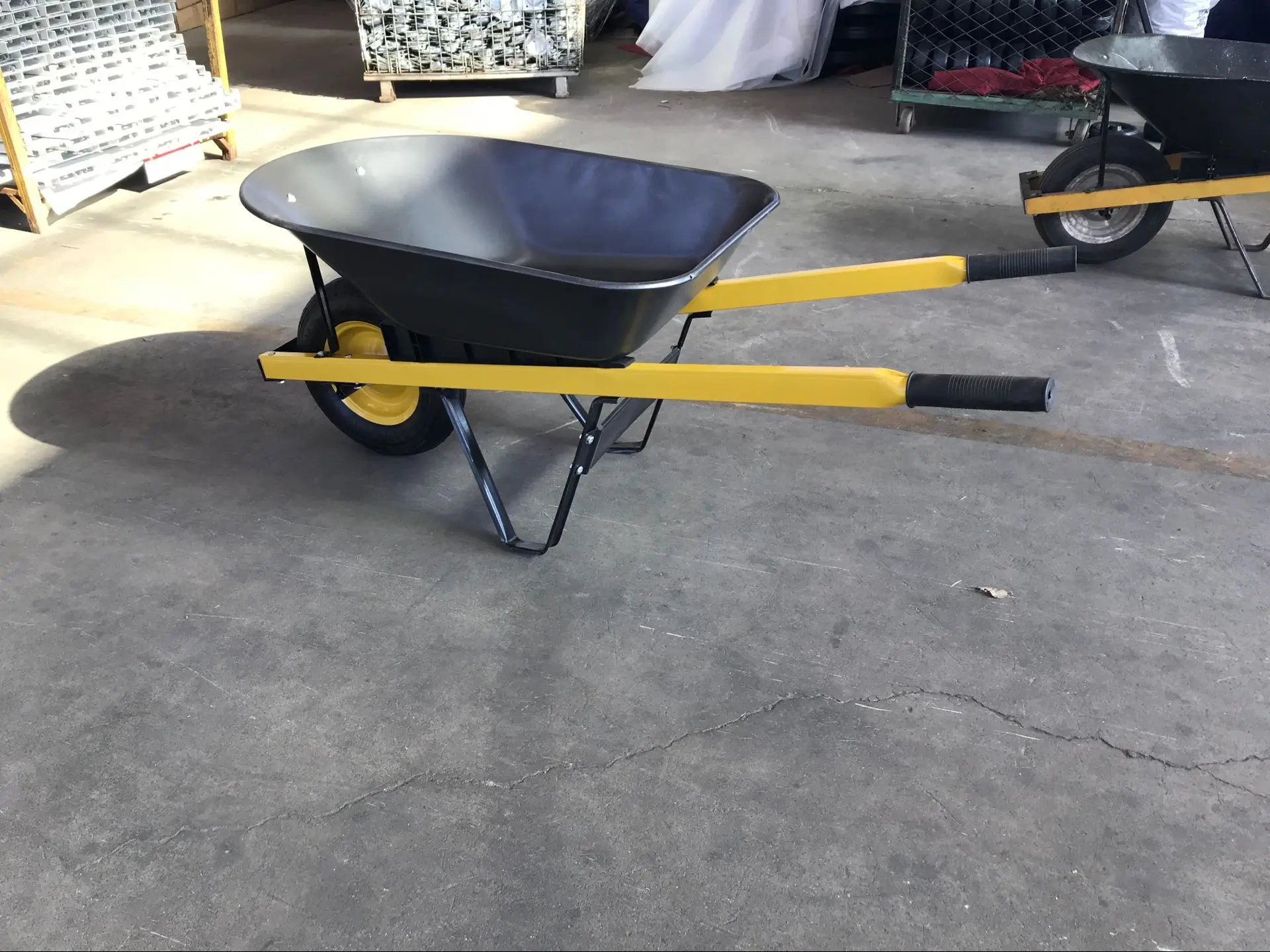 Popular Model Wb6400 Construction Wheelbarrow Kenya Wheelbarrow Chinese