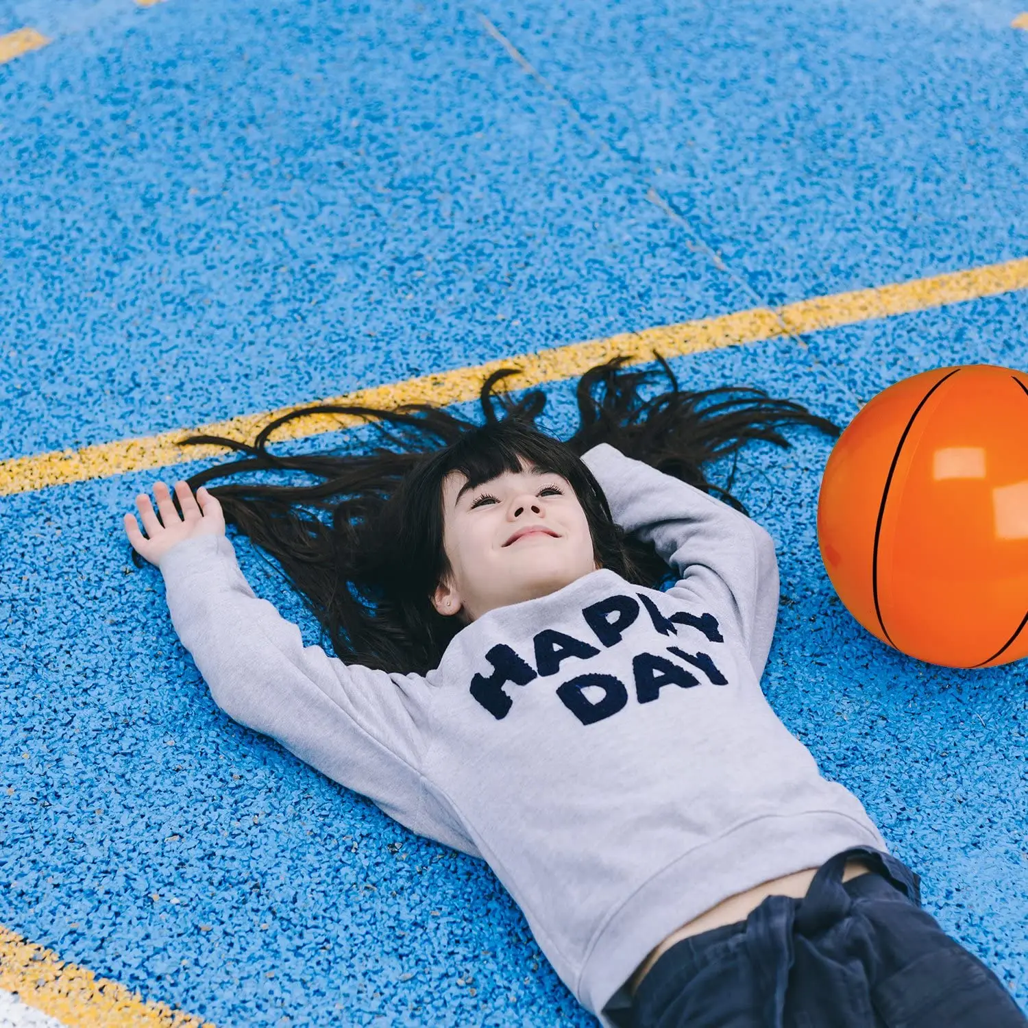 Генетик спортивная. Ребенок с баскетбольным мячом.