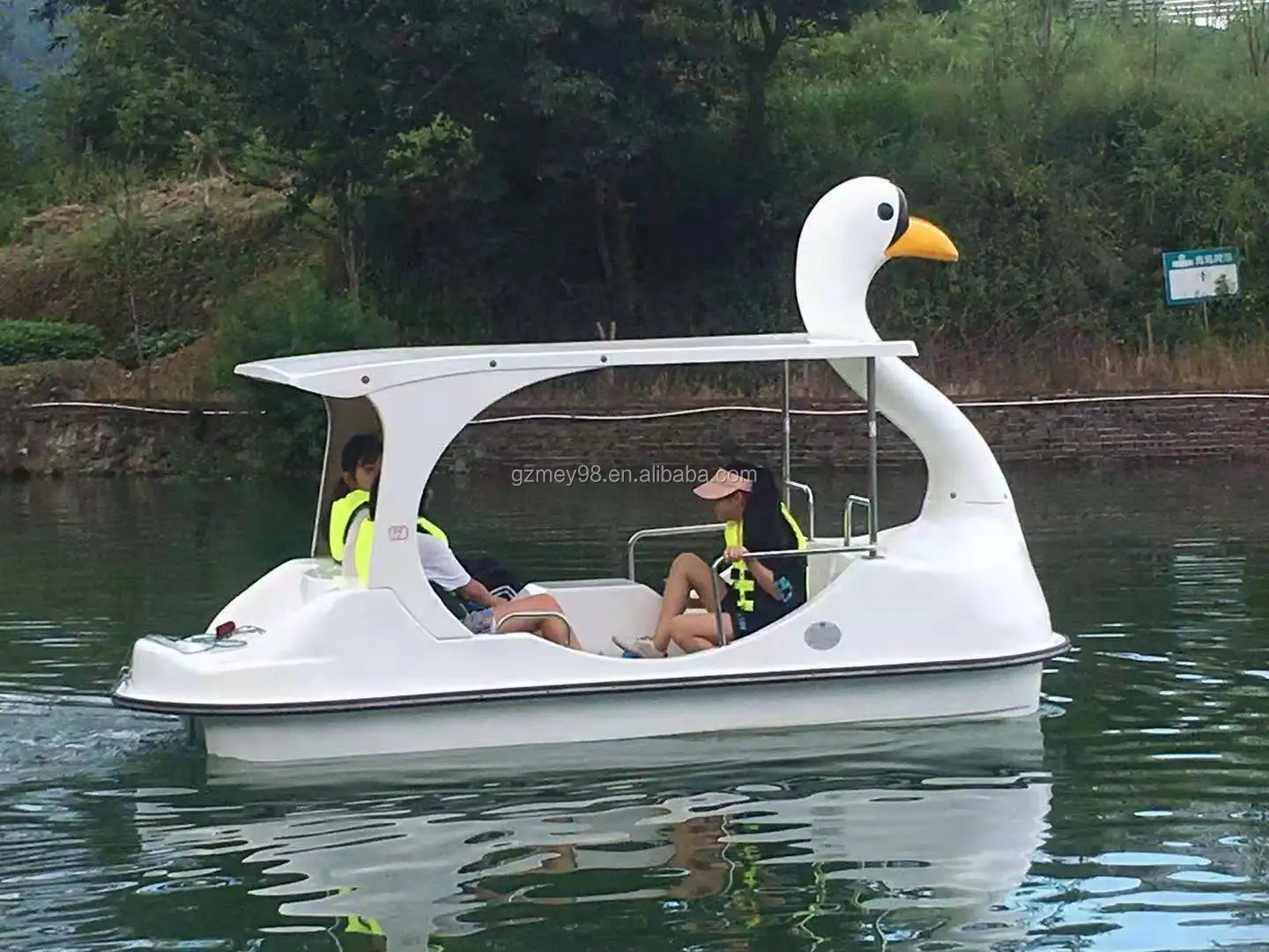 Factory High Quality Frp Pedal Boat Sailing Bike Electric Boat Water Amusement Swan Pedal Boat