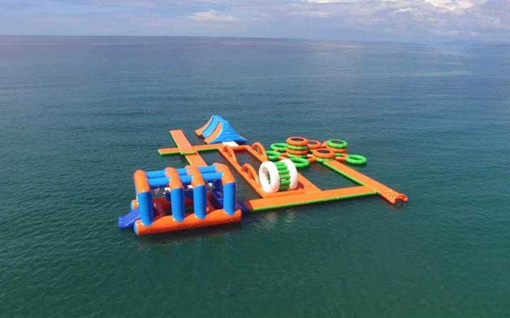 出售小型szie充气海上漂浮蹦床组合水上乐园