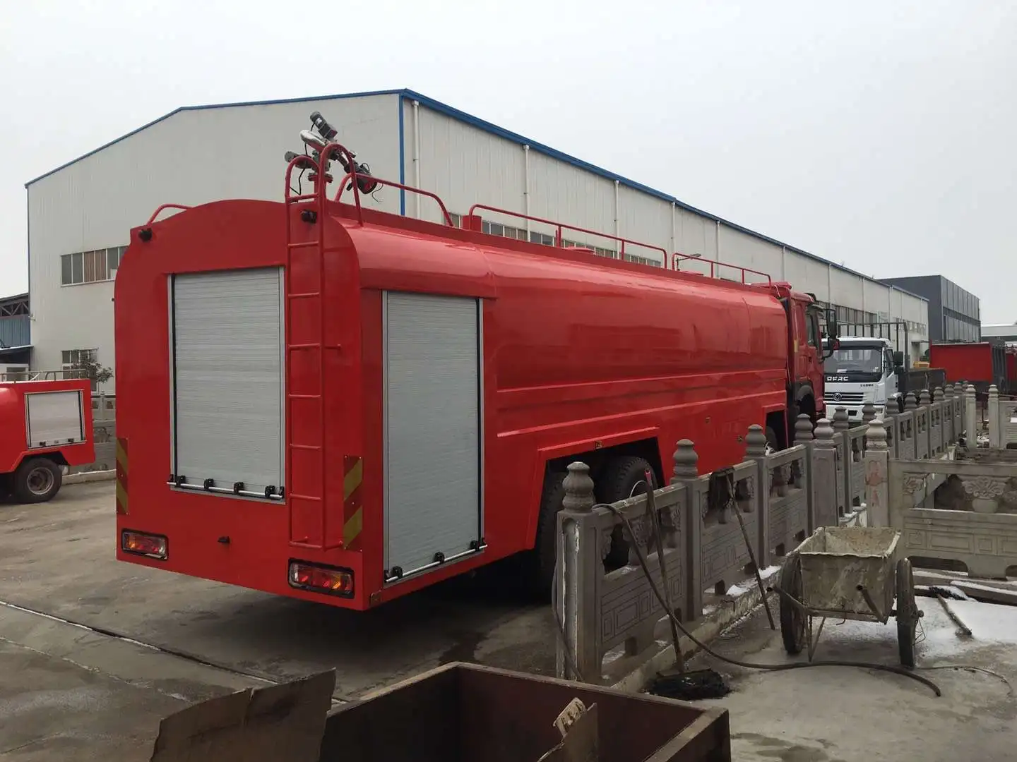 中国重汽品牌 8-12 个月警笛喇叭消防卡车 20000 升