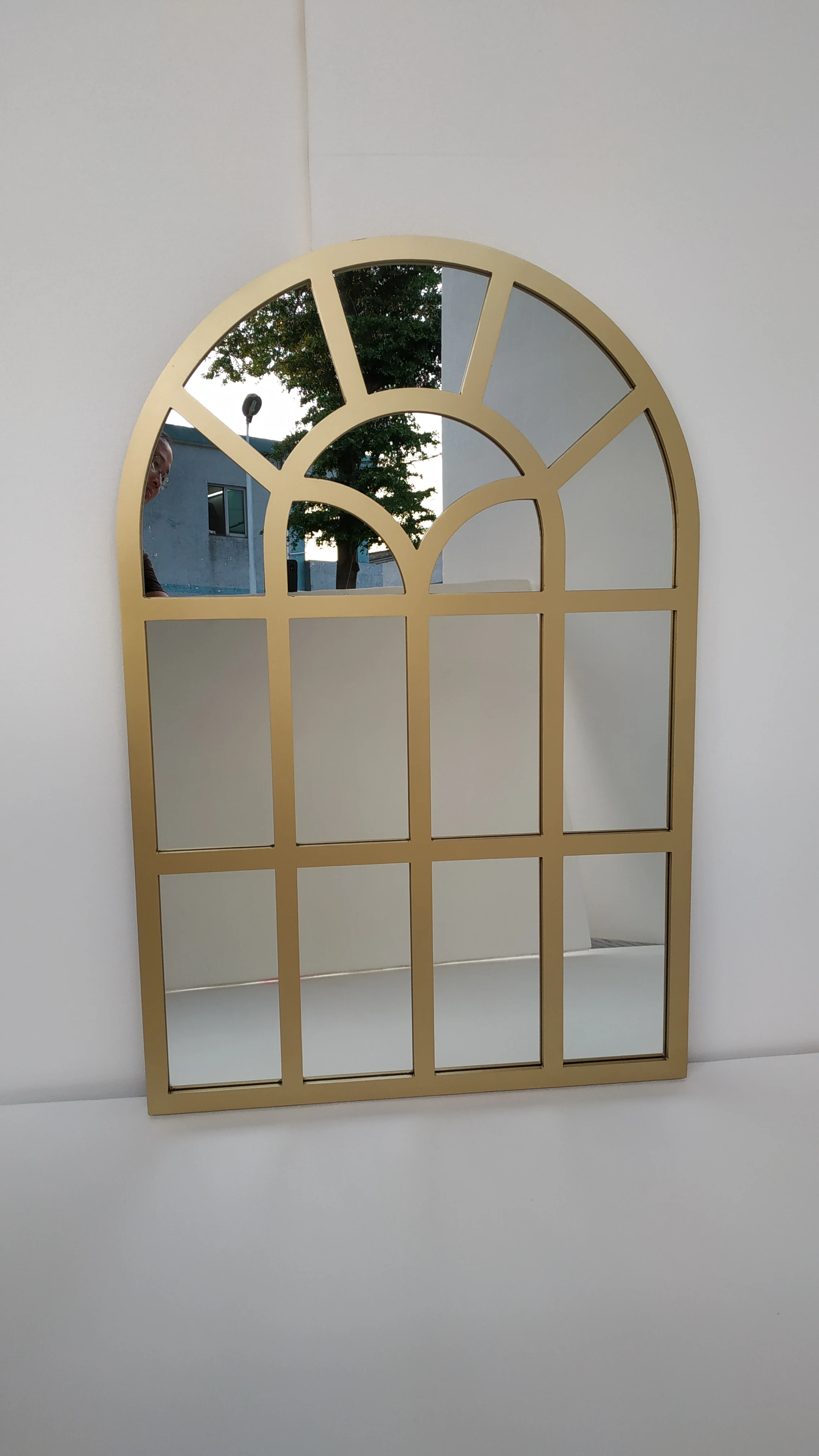 斜角拱窗窗格壁镜现代风格客厅挂镜 窗玻璃图案的装饰配件,使它看起来