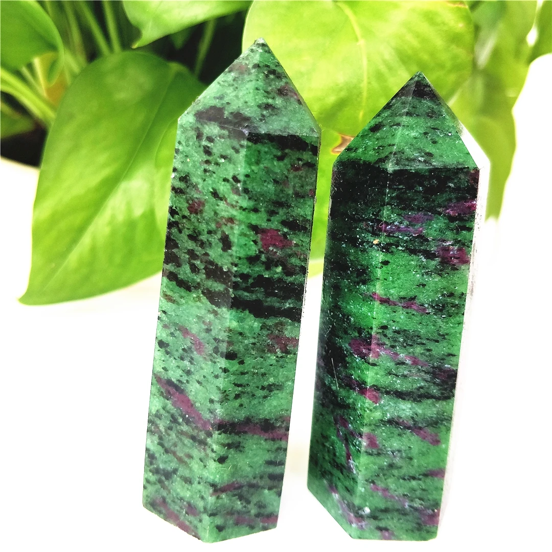 天然红色和绿色宝石矿物水晶石魔杖红宝石zoisite塔棱镜点装饰