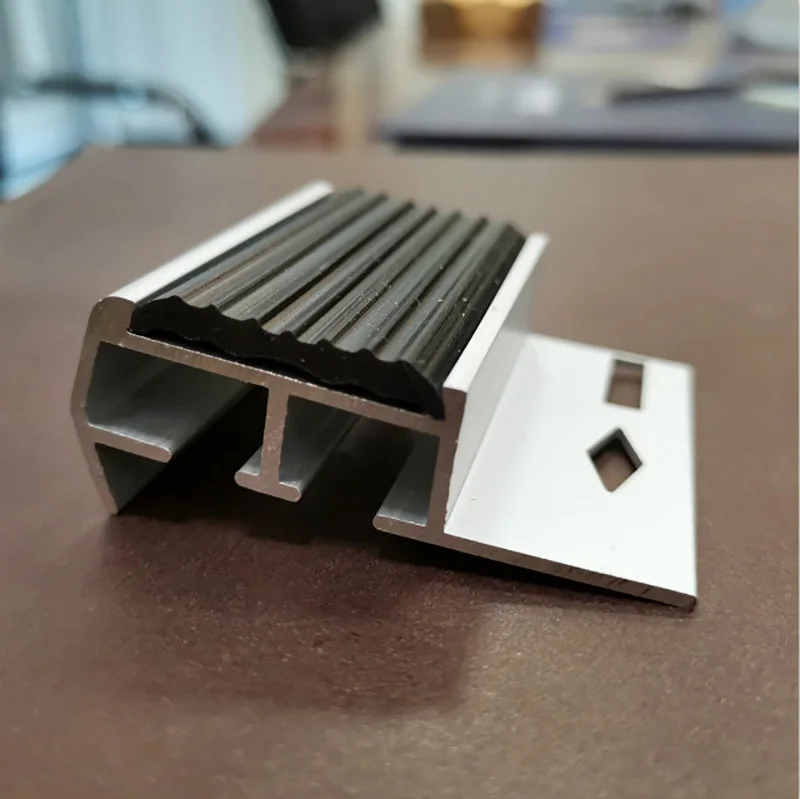 橡胶插入铝安全楼梯踏步扣条防滑楼梯扣条