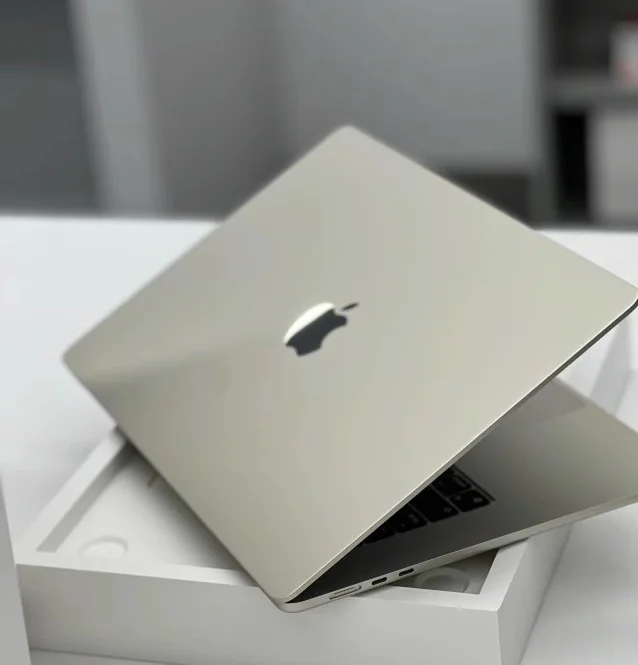 Side-by-side comparison of 2020 M1 MacBook Air and 2024 M4 MacBook Air