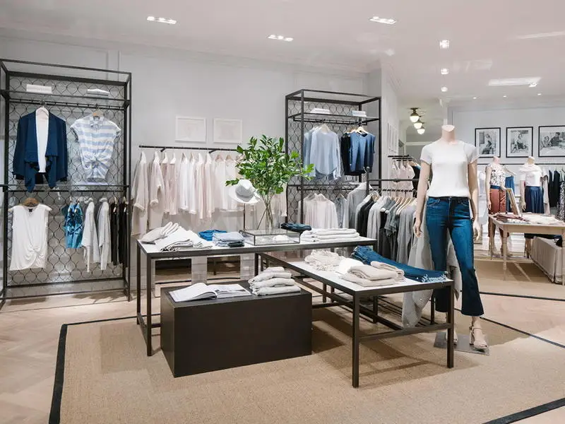 设计服装店内部金属木桌服装展示挂杆专业店服装展示