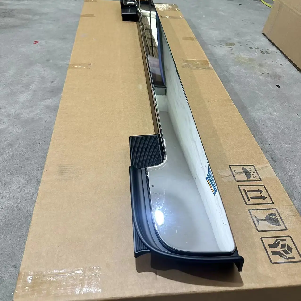 The Grille Under the Chrome Plating of Japanese Truck HIN MEGA 700 manufacture