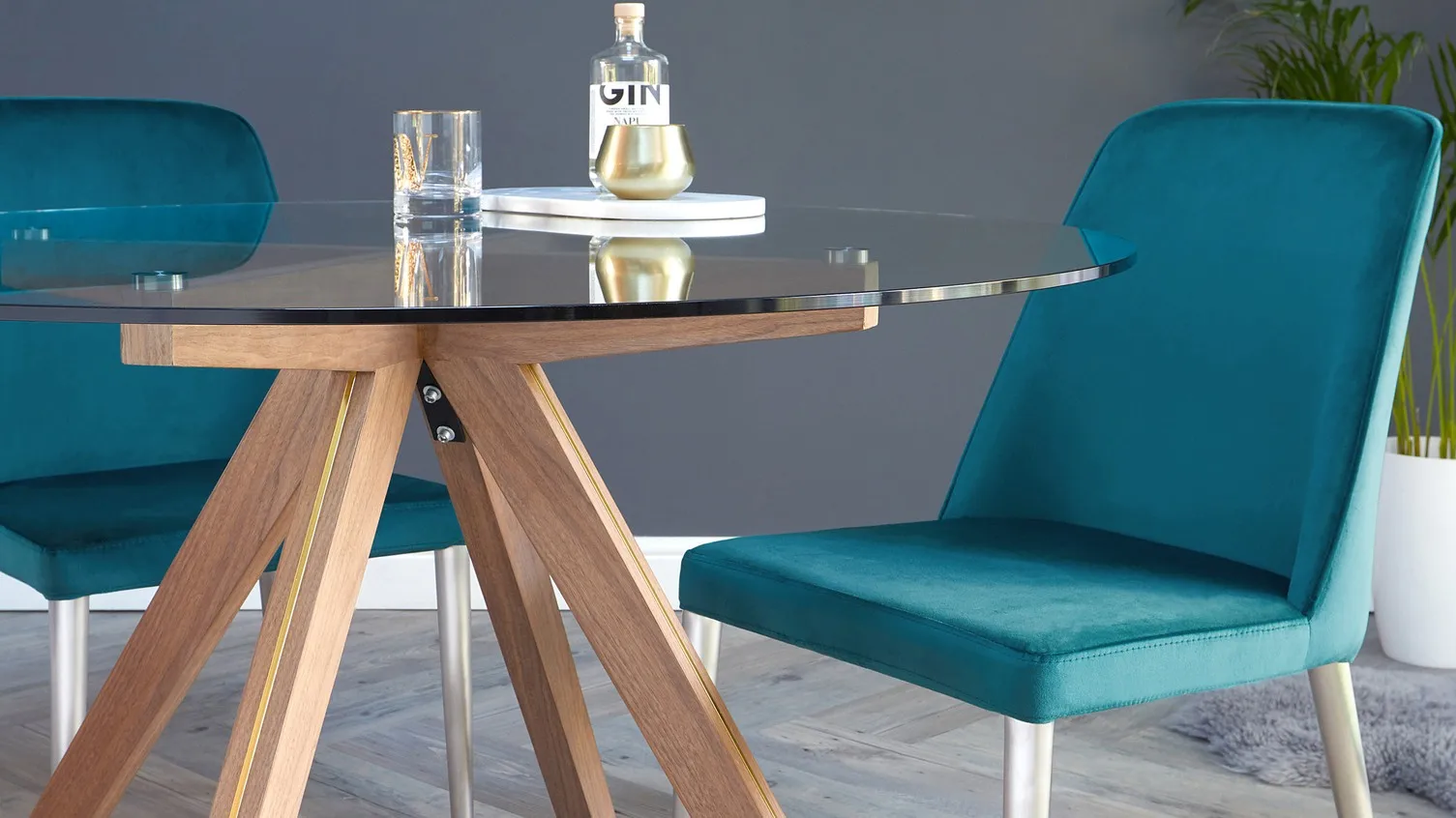 Round Extendable Dining Table Seats 10 Rooms To Go Outlet Dining Room