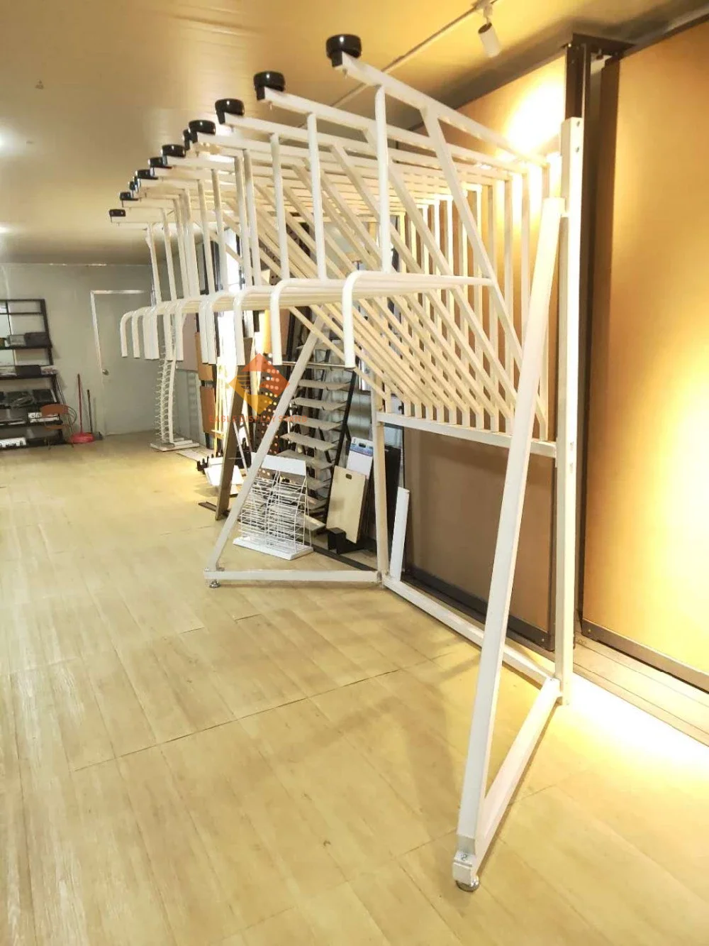 Free Standing Metal Material Swing 20 Arms Doubesided Carpet Display