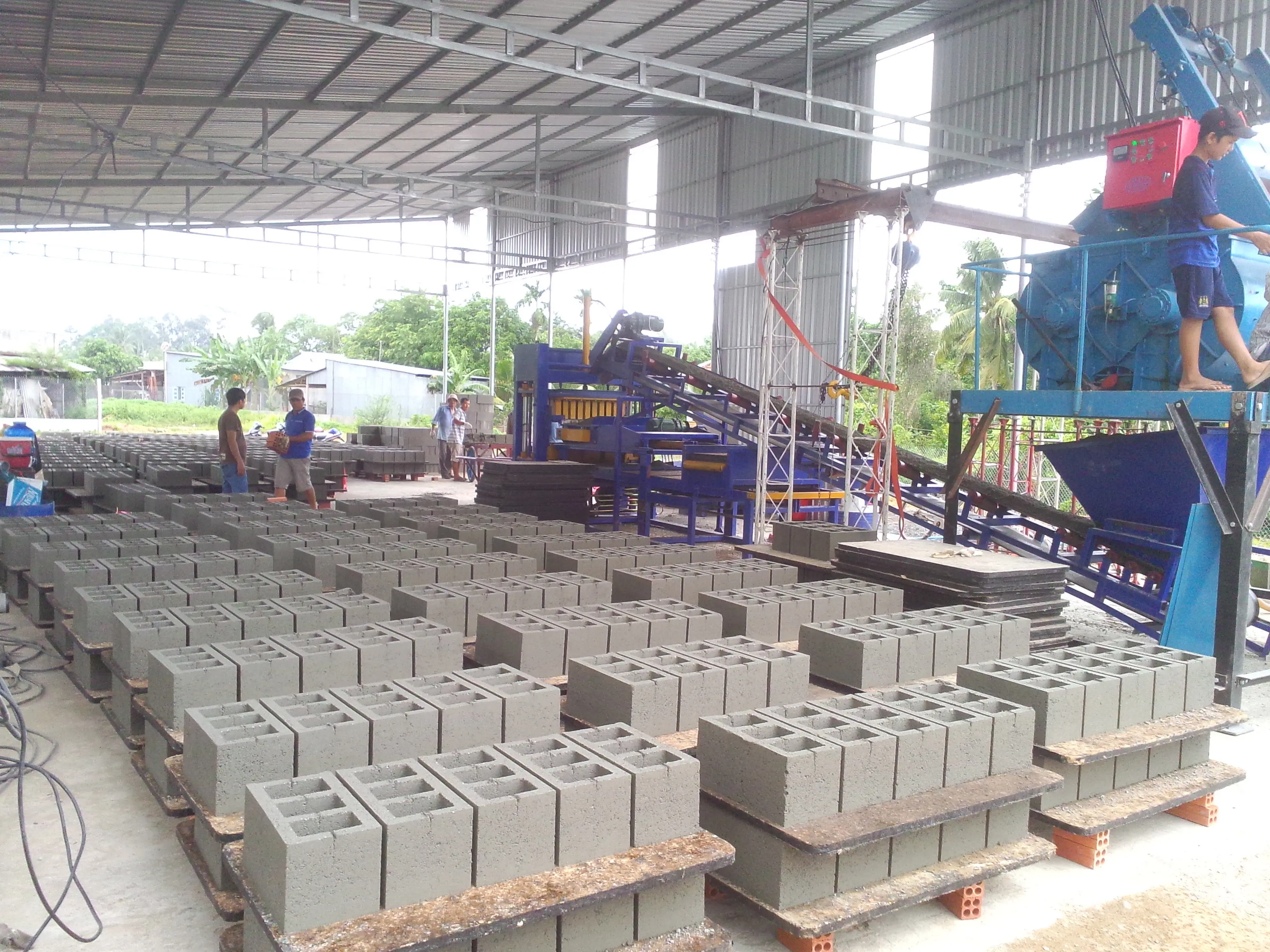 Завод по производству блоков. Цех по производству шлакоблоков. Оборудование для бетонных блоков. Оборудование для производства блоков. Производство бетонных блоков.