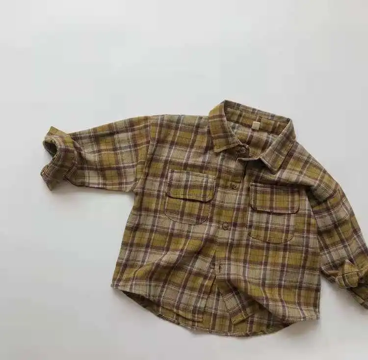 Boy and girl neutral plaid long sleeve round neck shirts for children in autumn and winter.