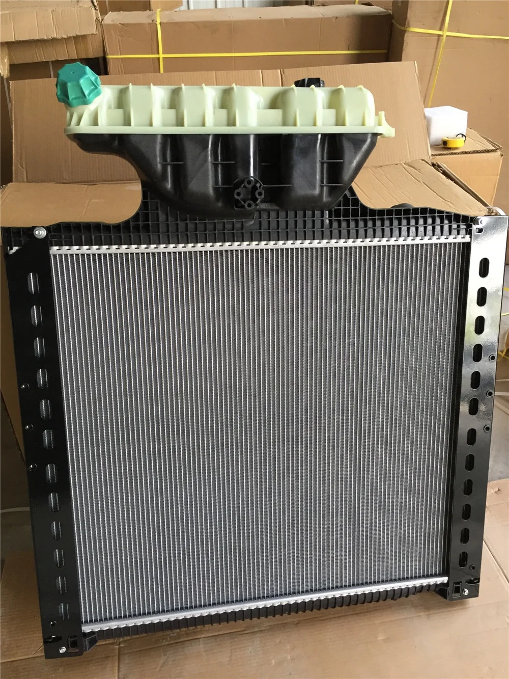 Heavy Truck Radiator Man Tga Truck Spare Parts Oem 81061016458