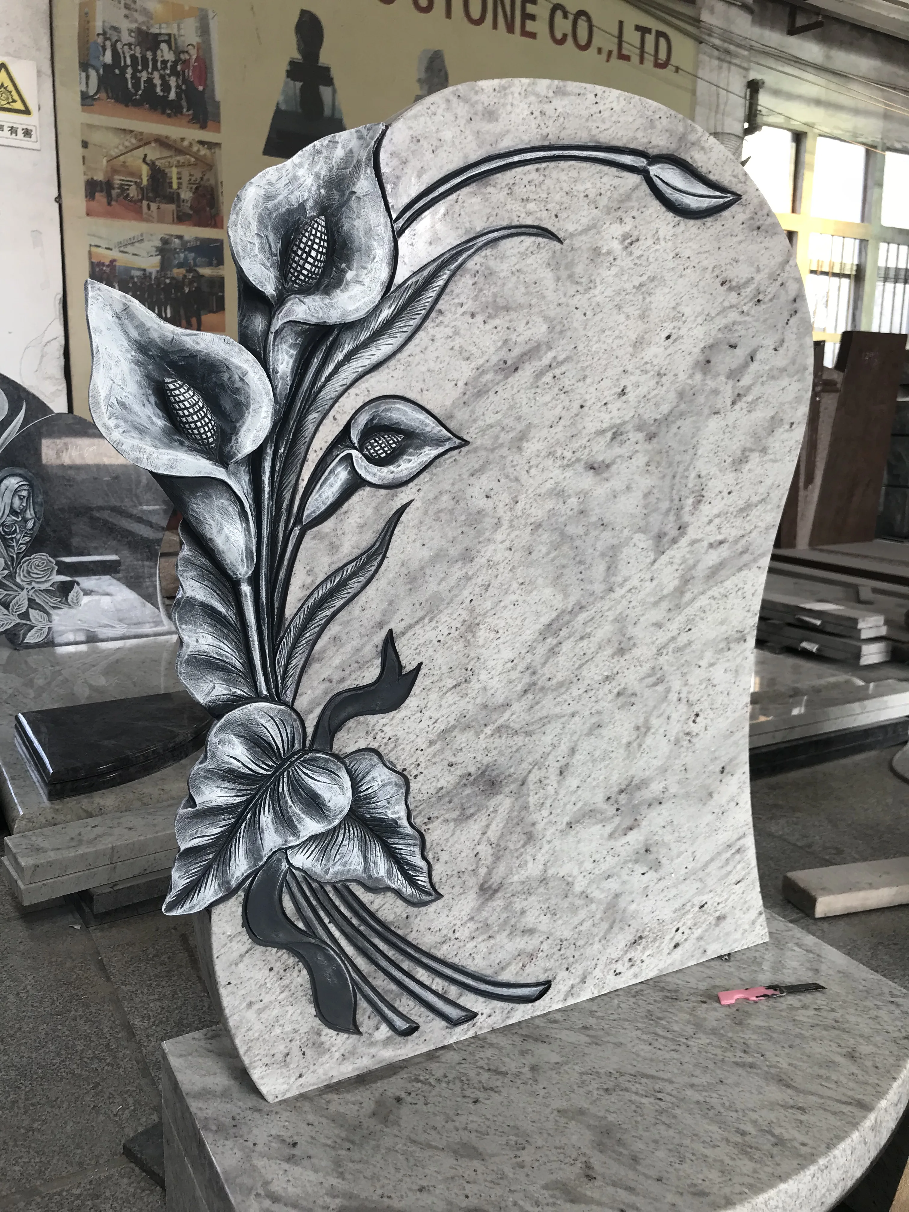克什米尔白色花岗岩雕刻的 calla 百合意大利墓碑