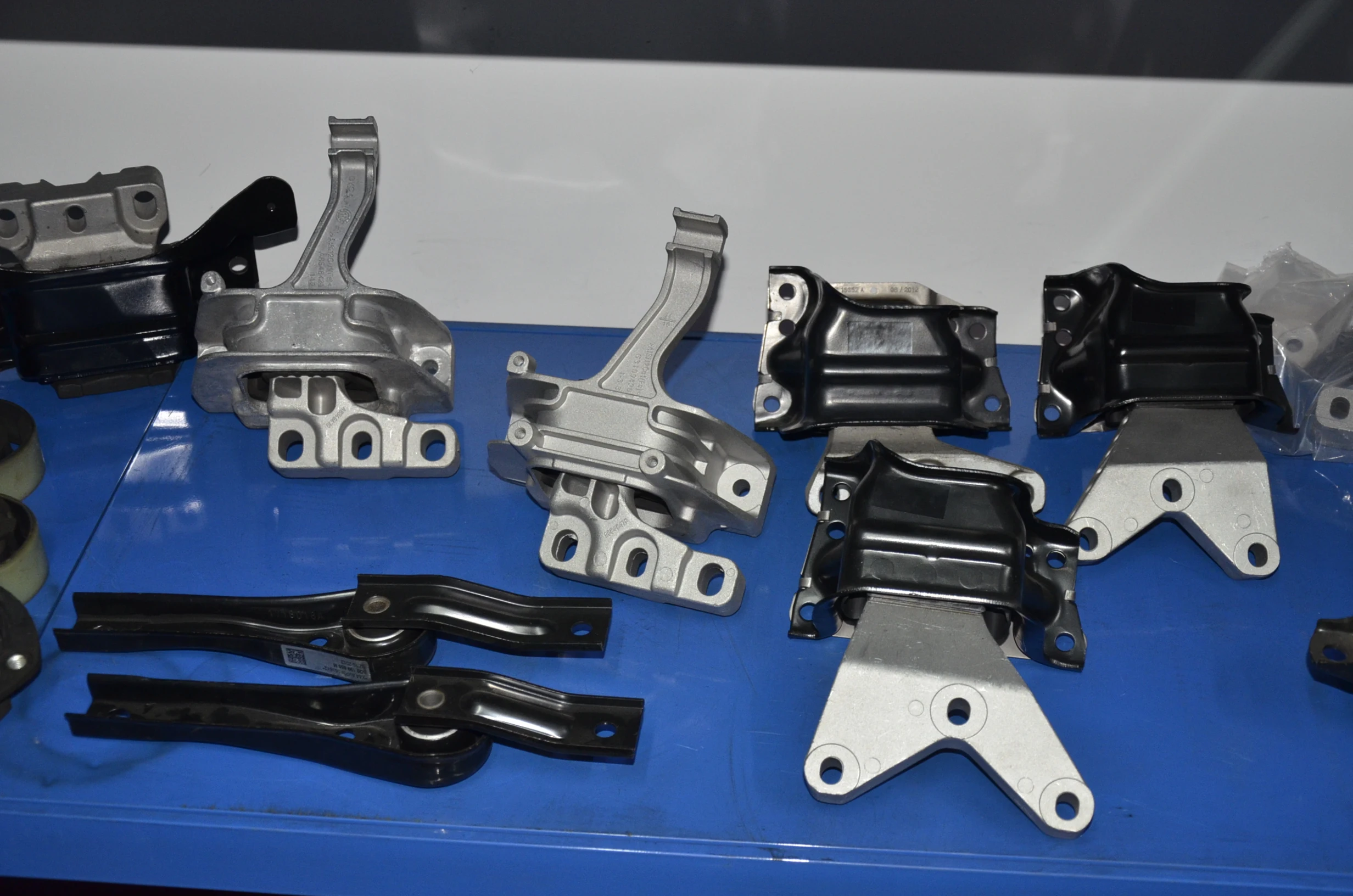 批发定制福特沃尔沃发动机发动机支架汽车零件 - buy engine mount