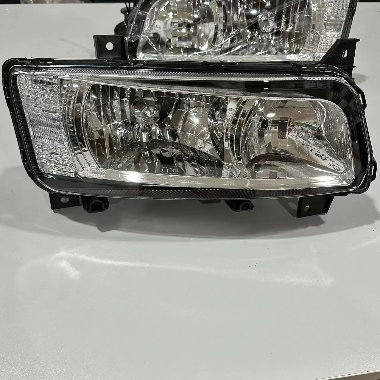 Japanese Truck Manufacturer Dieect Sales MITSUBISH F420/FP517/FP519 Original Headlights manufacture