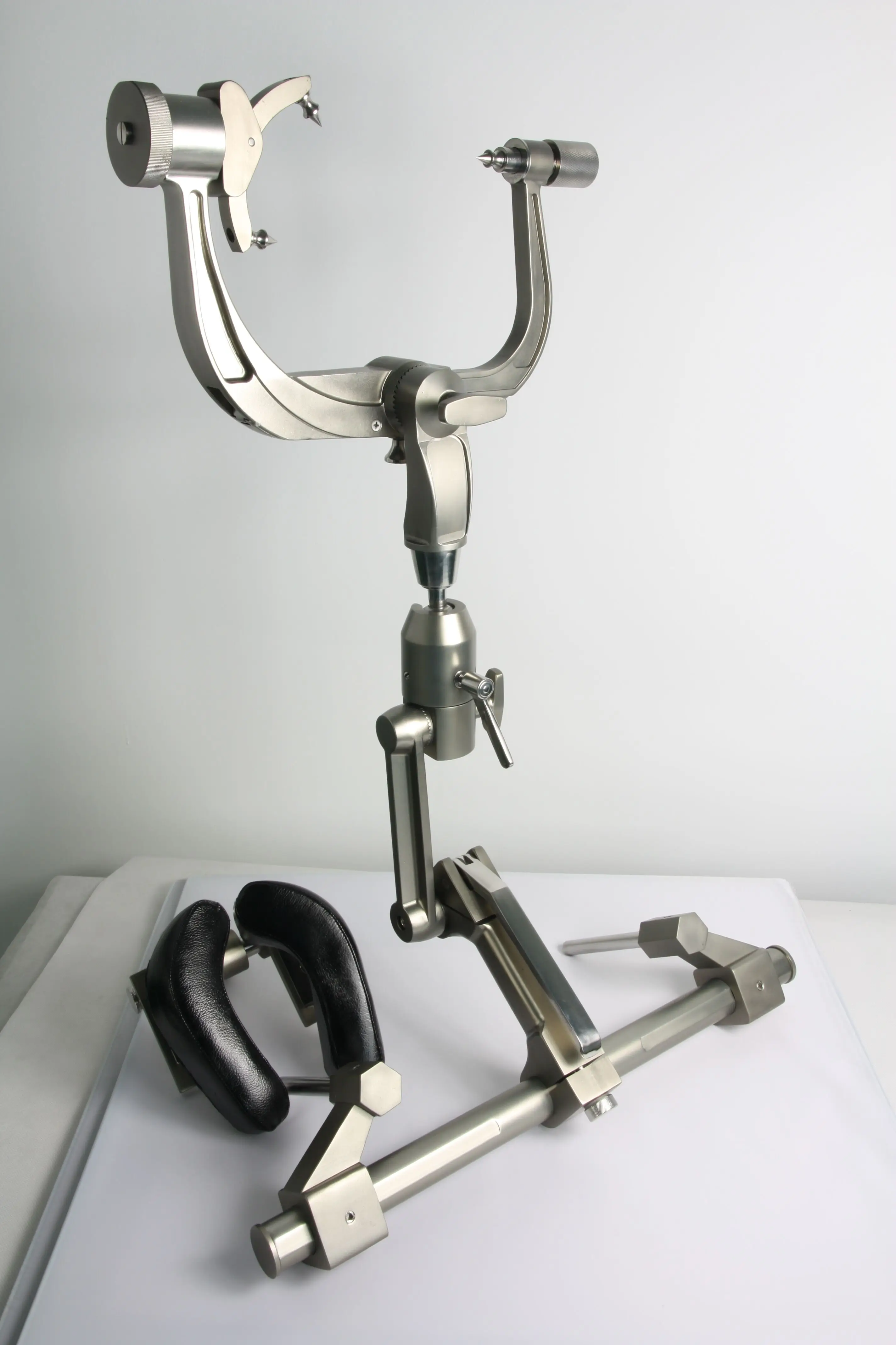 梅菲尔德三点颅骨夹头架iso13485 牵引装置头枕的手术台