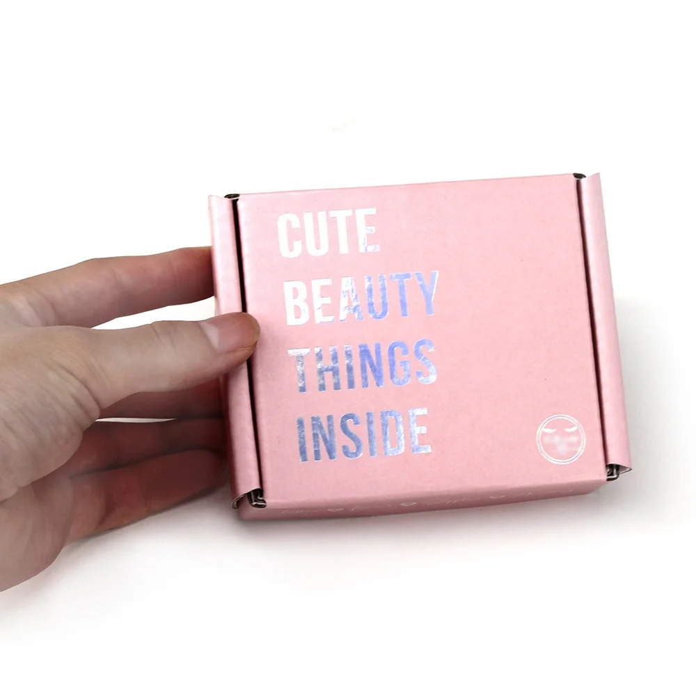 Đến với Buy..., hộp đăng ký gửi mail Pink Holographic sẽ khiến bạn cảm thấy thích thú với các sản phẩm đẹp và chất lượng cao. Hộp này cũng được gửi từ Vương Quốc Anh thông qua gói đăng ký gửi hàng móng tay của họ. Đây là một lựa chọn tuyệt vời để tự thưởng hoặc tặng cho người thân và bạn bè những món quà ý nghĩa.