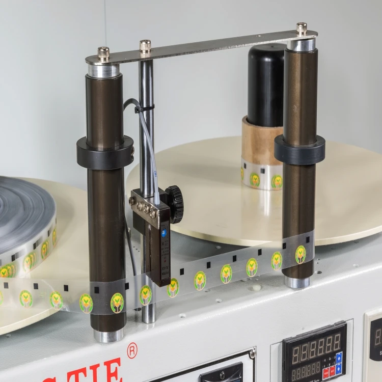 Roll to roll label counting machine with webguide rewinding, View Roll