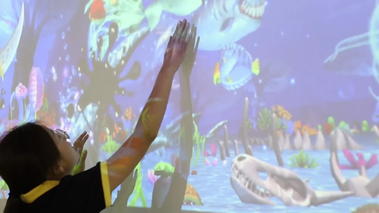 Проекция на пол. Игры для проектора для детей интерактивные. Интерактивный пол игры. Интерактивный пол для детского сада. Игры на проекторе для детей.