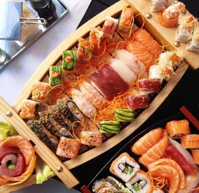 Суши рыбацкое. Лодка для суши. Японское суши-лодка. Лодочка для суши. Рыбацкое суши.