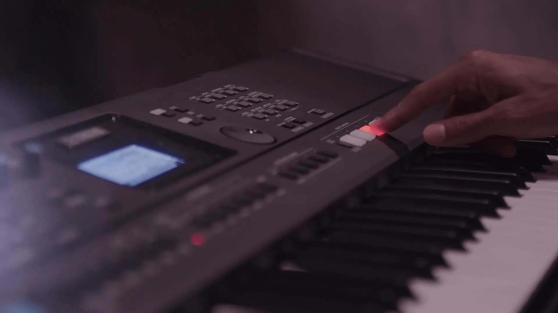 Yamahas PSR-473 Electronic Organ - 61 Keys & LCD Display