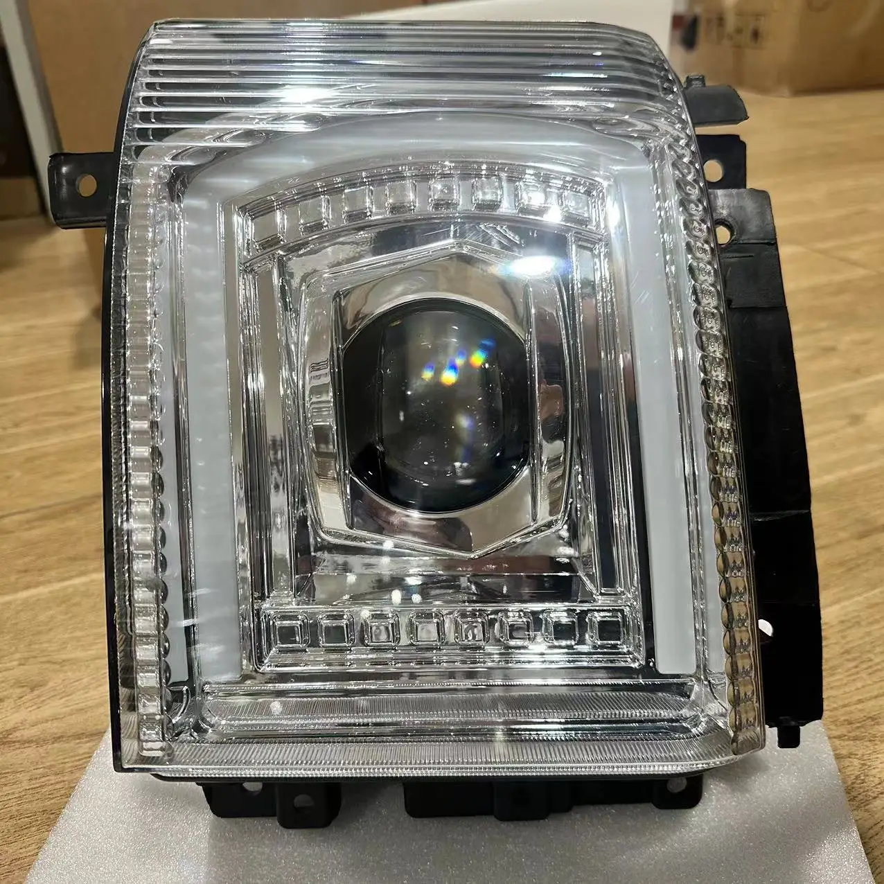 GHCD High Quality  Hot Selling High Brightness Waterproof LED Headlamp for Isuz NQR/700P manufacture