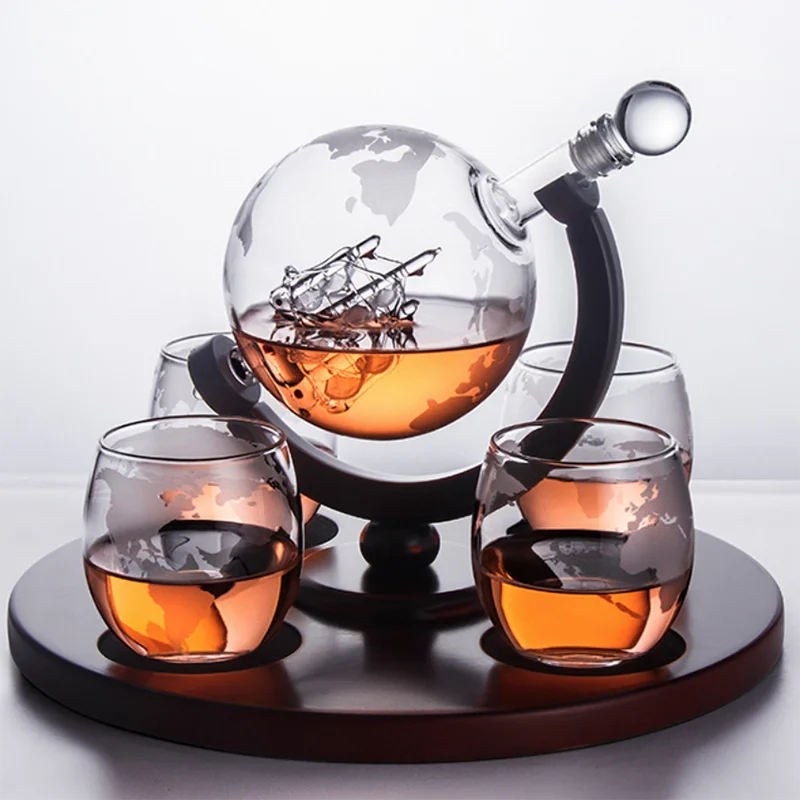 графин с кораблем внутри. декантер глобус с бокалами на подставке. декантер глобус с кораблем и набор бокалов. набор глобус для виски. графин корабль.