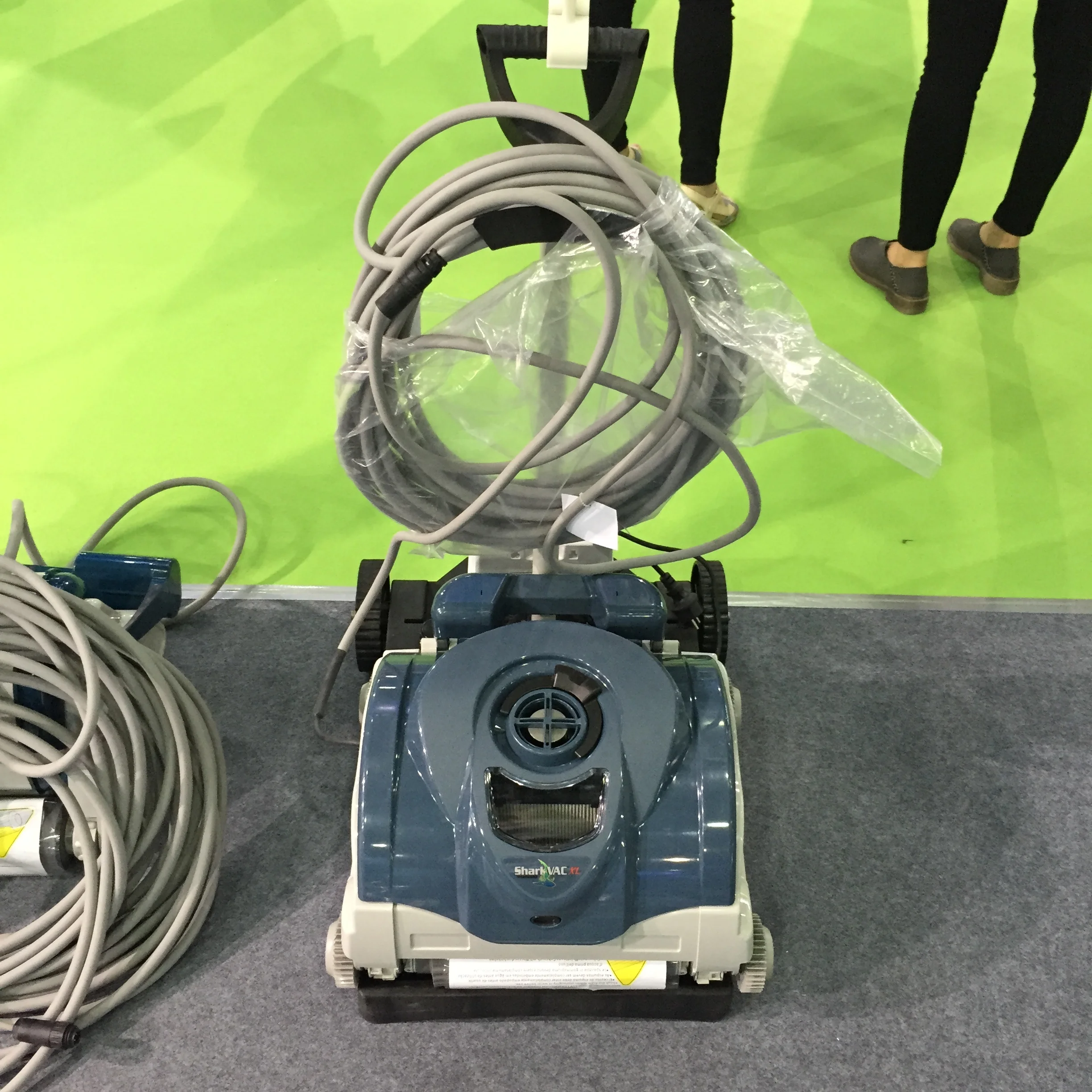 Shark Vac Xl Swimming Pool Robotic Vacuum Cleaner / Vacuum Cleaning