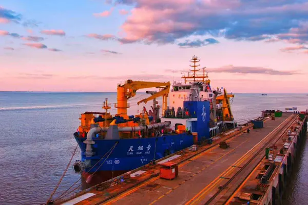 Full-rotary self-propelled crane ship