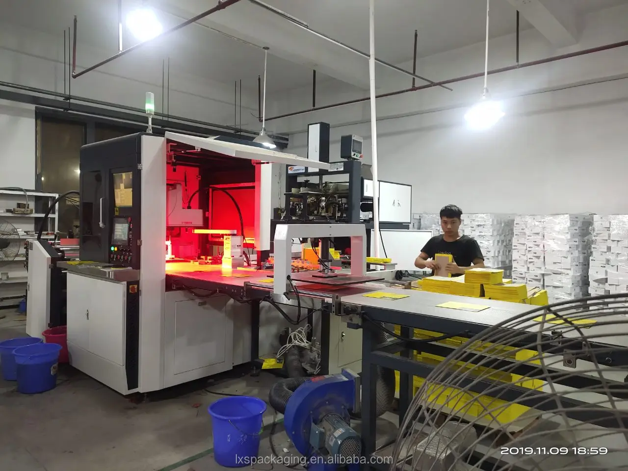 Automatic Visual Rigid Box Positing Machine for Mobile Phone box making