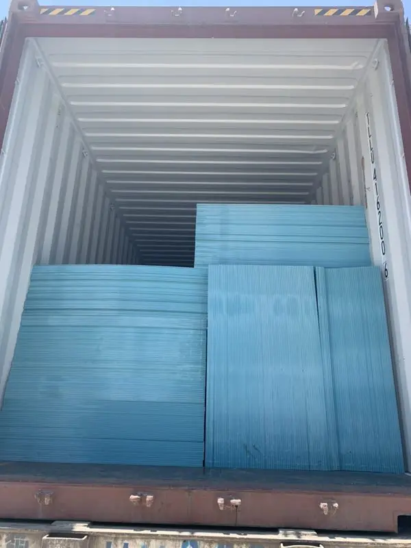 loading containers (4).jpg