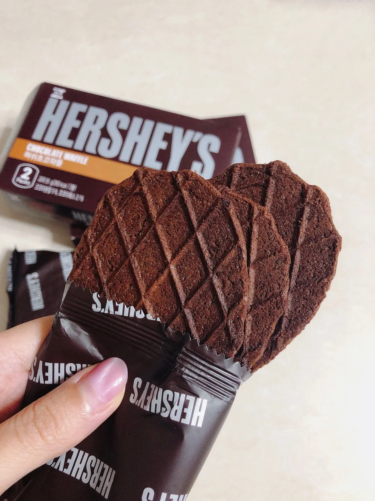 Wholesale 55g Korean Hersheys Sandwich Cookies Exotic Snakes Wafer