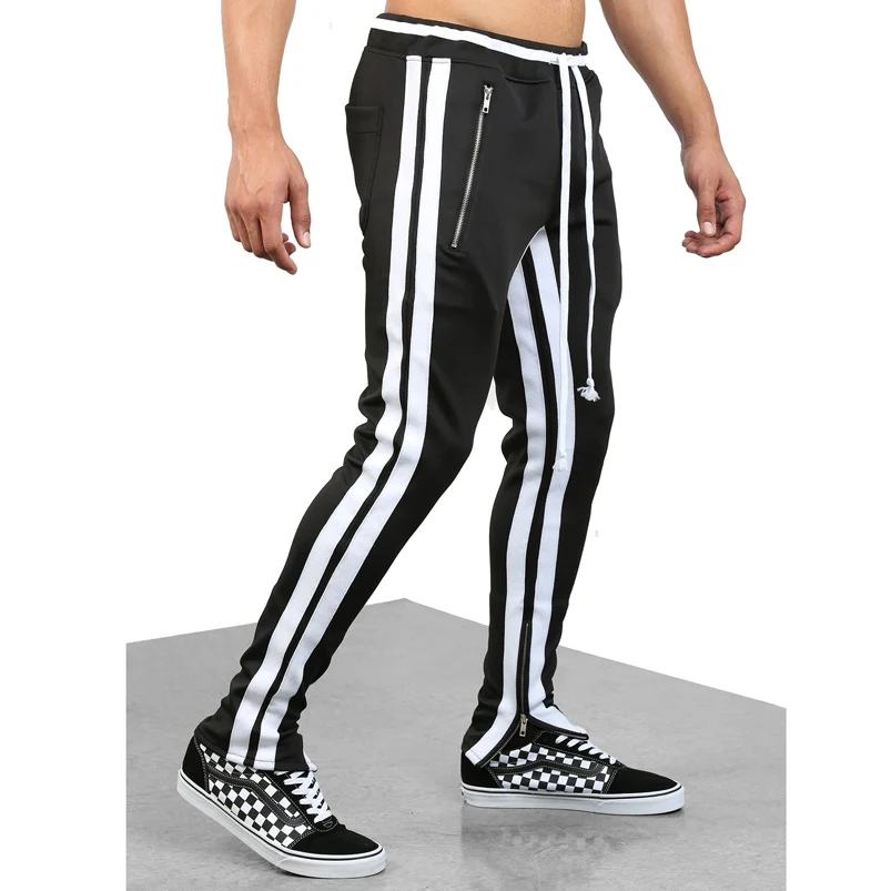 Спортивные штаны с белыми полосками