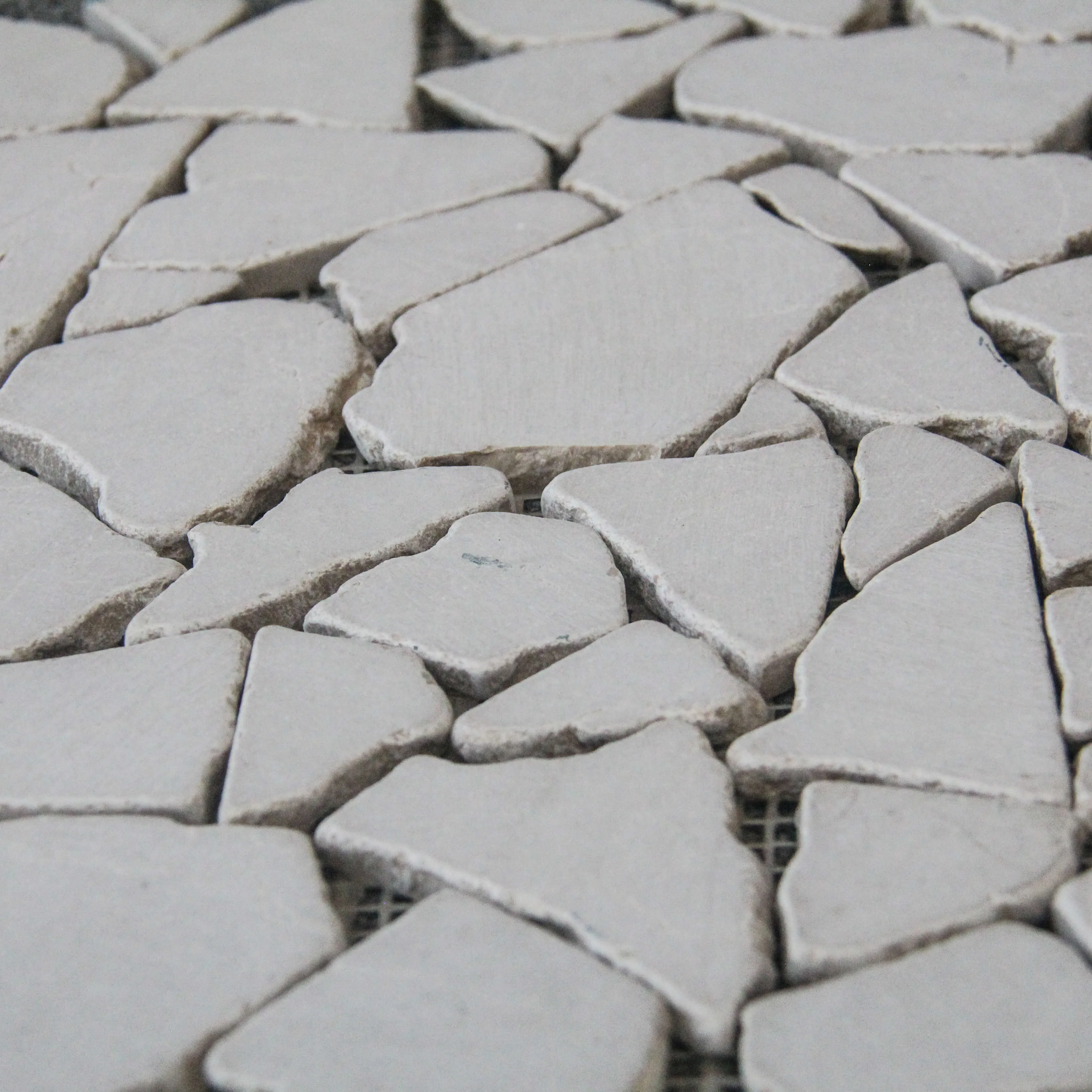 热卖不规则灰色木纹大理石马赛克瓷砖