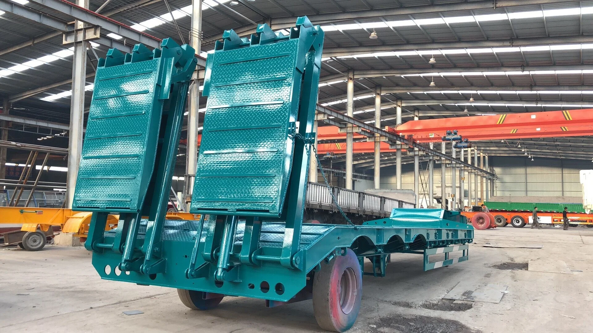 Factory direct sale tri-axle 60T low bed semi trailer with hydraulic ramp for transporting heavy duty equipment .jpg