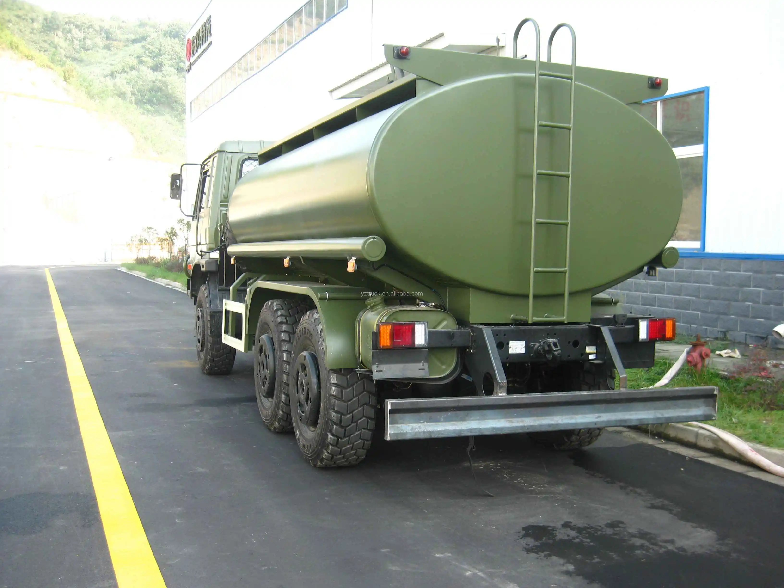 東風油罐車 10cbm 12-36 個月越野四驅燃油油罐車