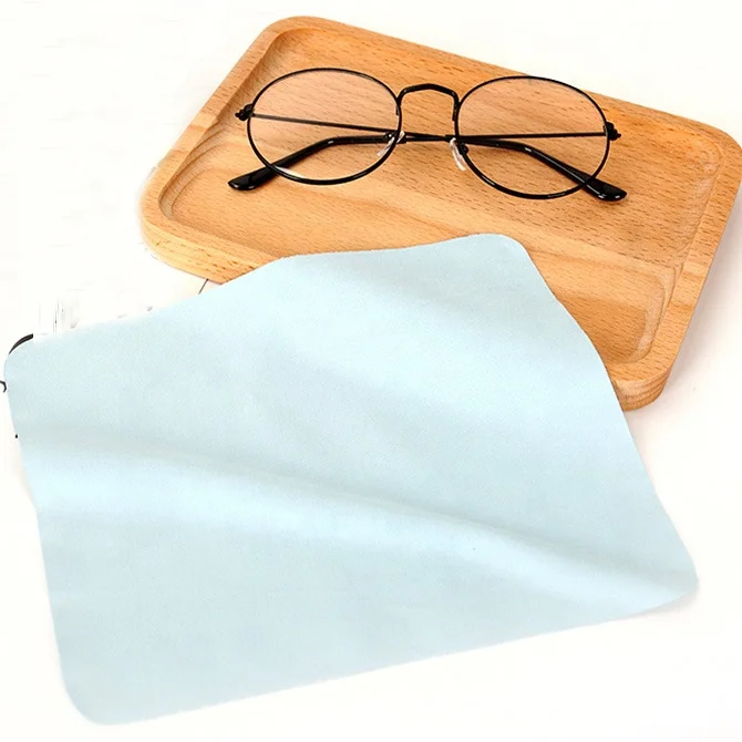 Протирает очки. Микрофибра для очков. Салфетка для очков. Салфетки для протирки очков одноразовые. Можно стирать салфетку для очков.