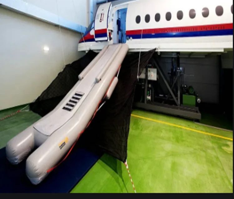 飞机充气滑梯逃生姿势图片