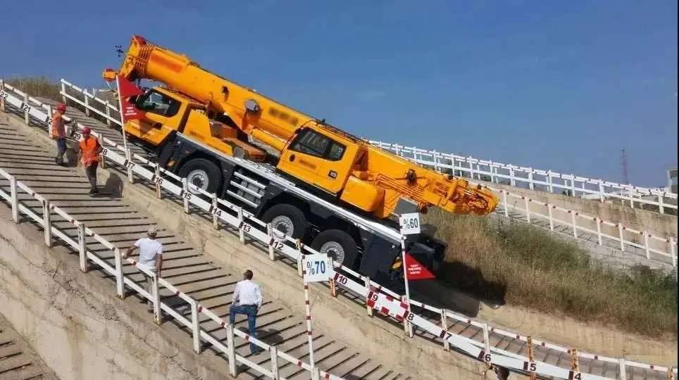 XCMG 60 Ton Second Hand Crane Trucks All Terrain XCA60E Mobile Truck Crane