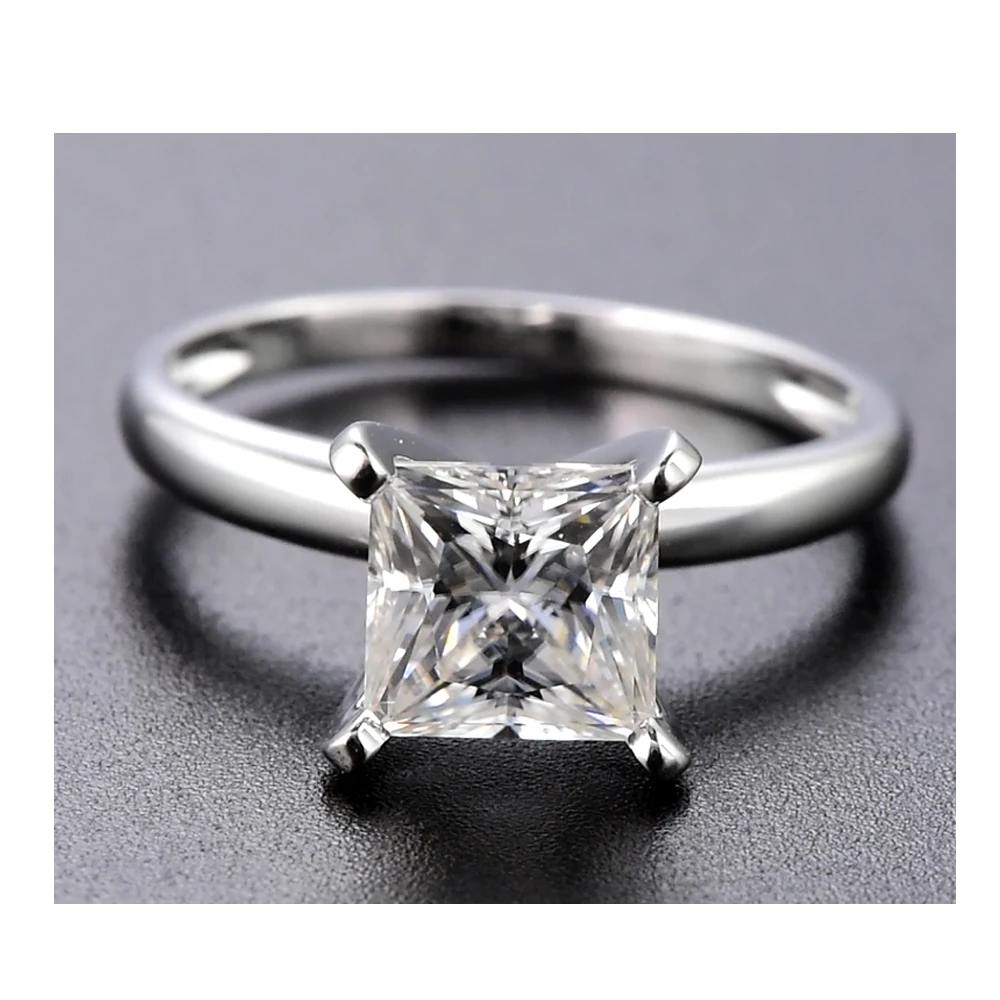 Princess cut diamond engagement ring in 14kt white gold