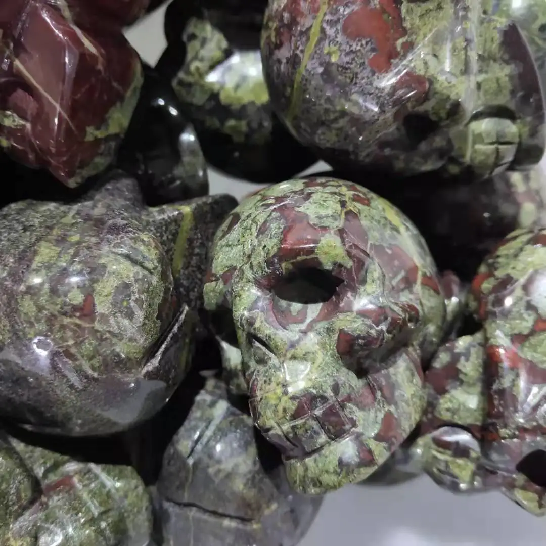 批发天然手工雕刻石英水晶头骨龙血石水晶头骨