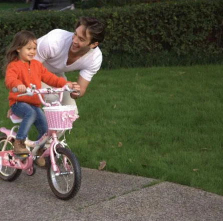Hello 14. Родители учат ребенка кататься на велосипеде. Воспитание мальчиков занимается Пама. MP-3 воспитание мальчиков.