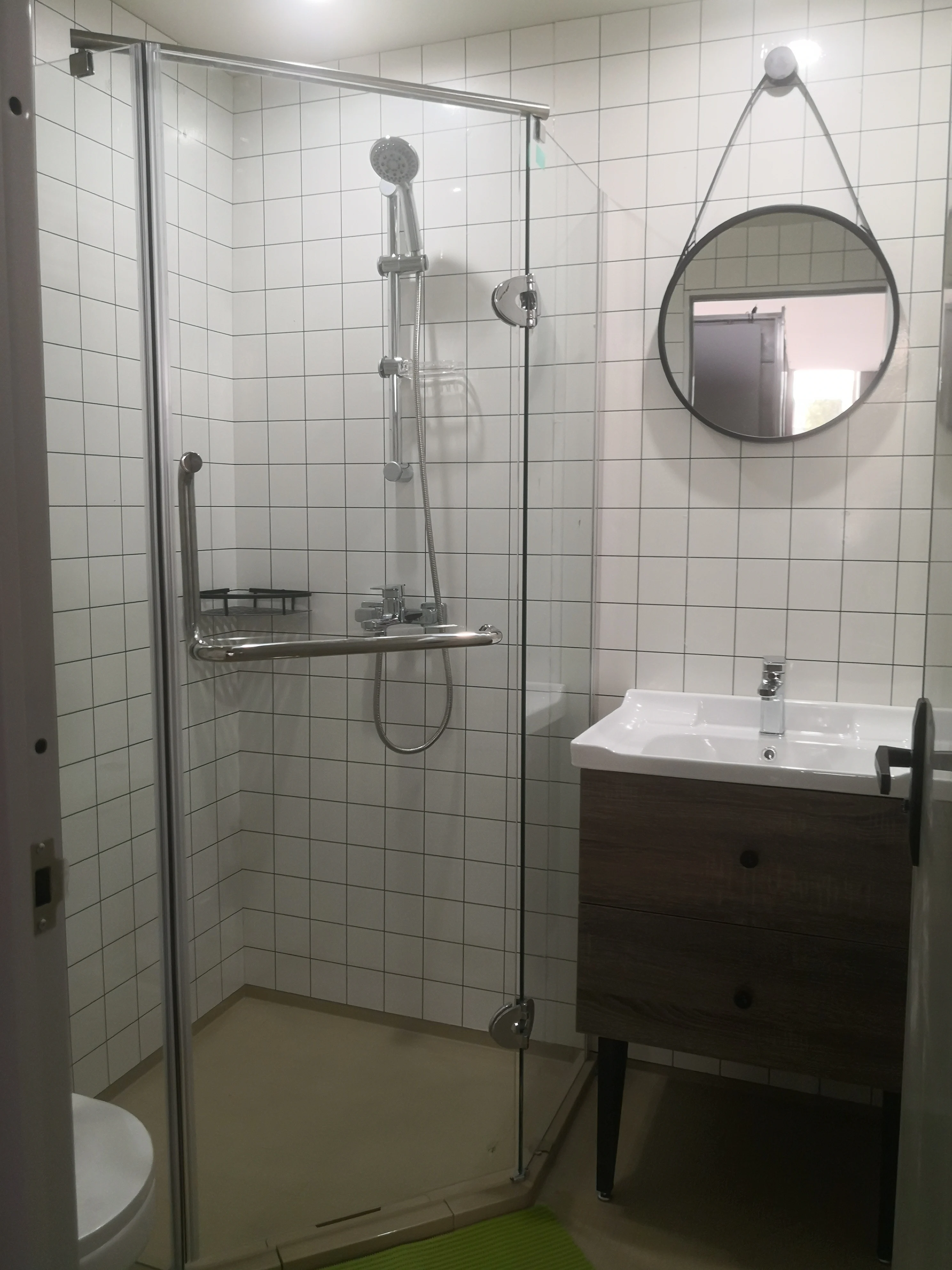 Душевая кабина с туалетом внутри