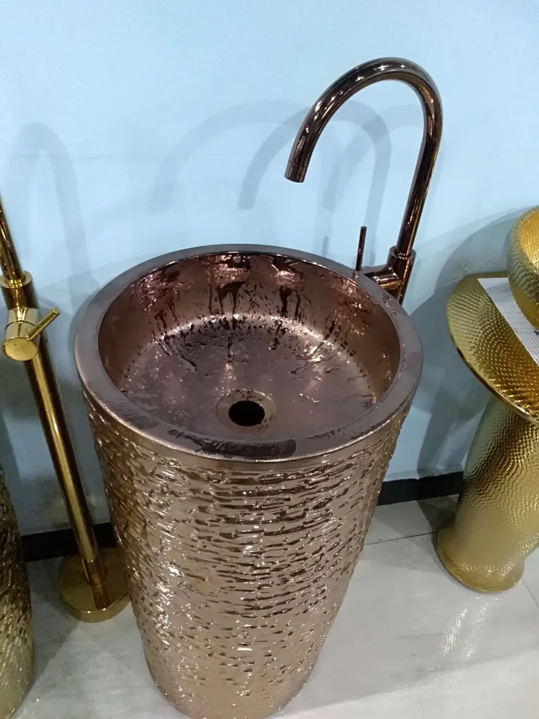 Rose Gold One Piece Free Standing Wash Basin Purple Gold Color Floor