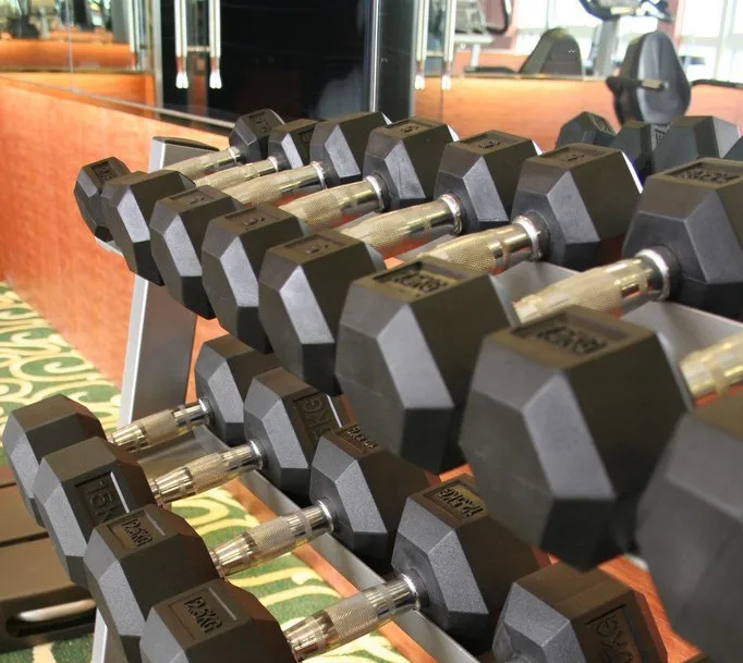 六角镀铬哑铃橡胶哑铃健身房力量健身器材厂家家用私人教练工作室