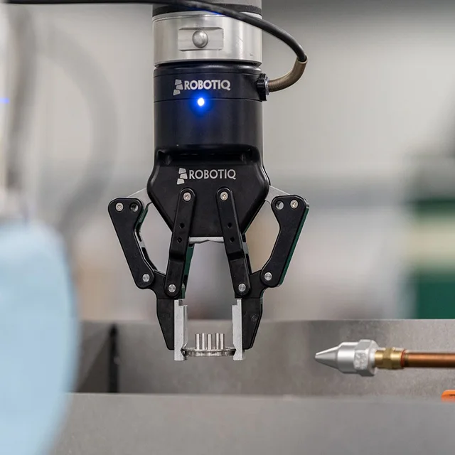   Los robots colaborativos de UR 10 combinan con el equipo robótico del brazo del robot del agarrador de ROBOTIQ 2F-140 para la cosecha material