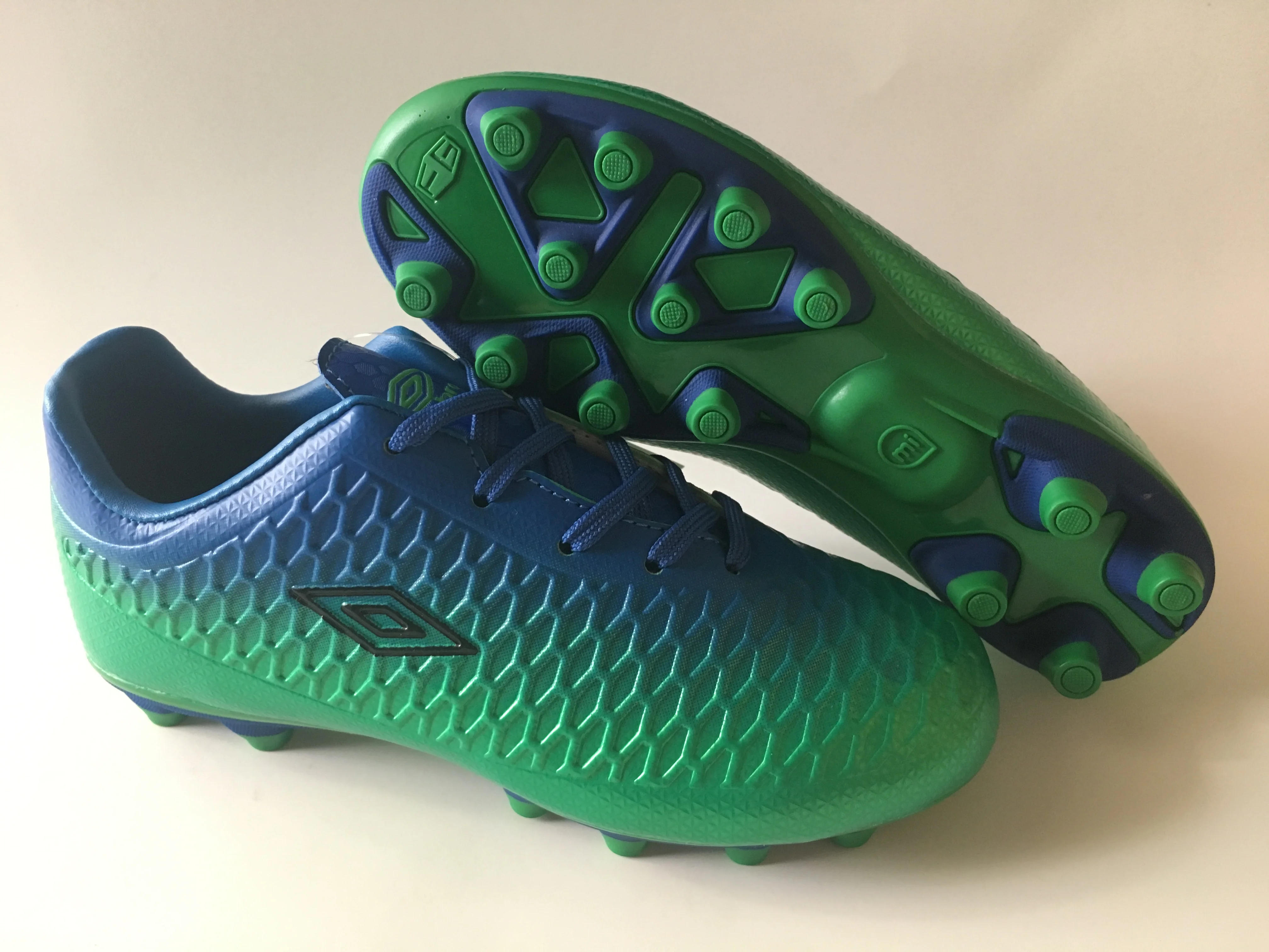 2020 Wholesale Fashion Soccer Girls Football Shoes Kid's Soccer Shoe