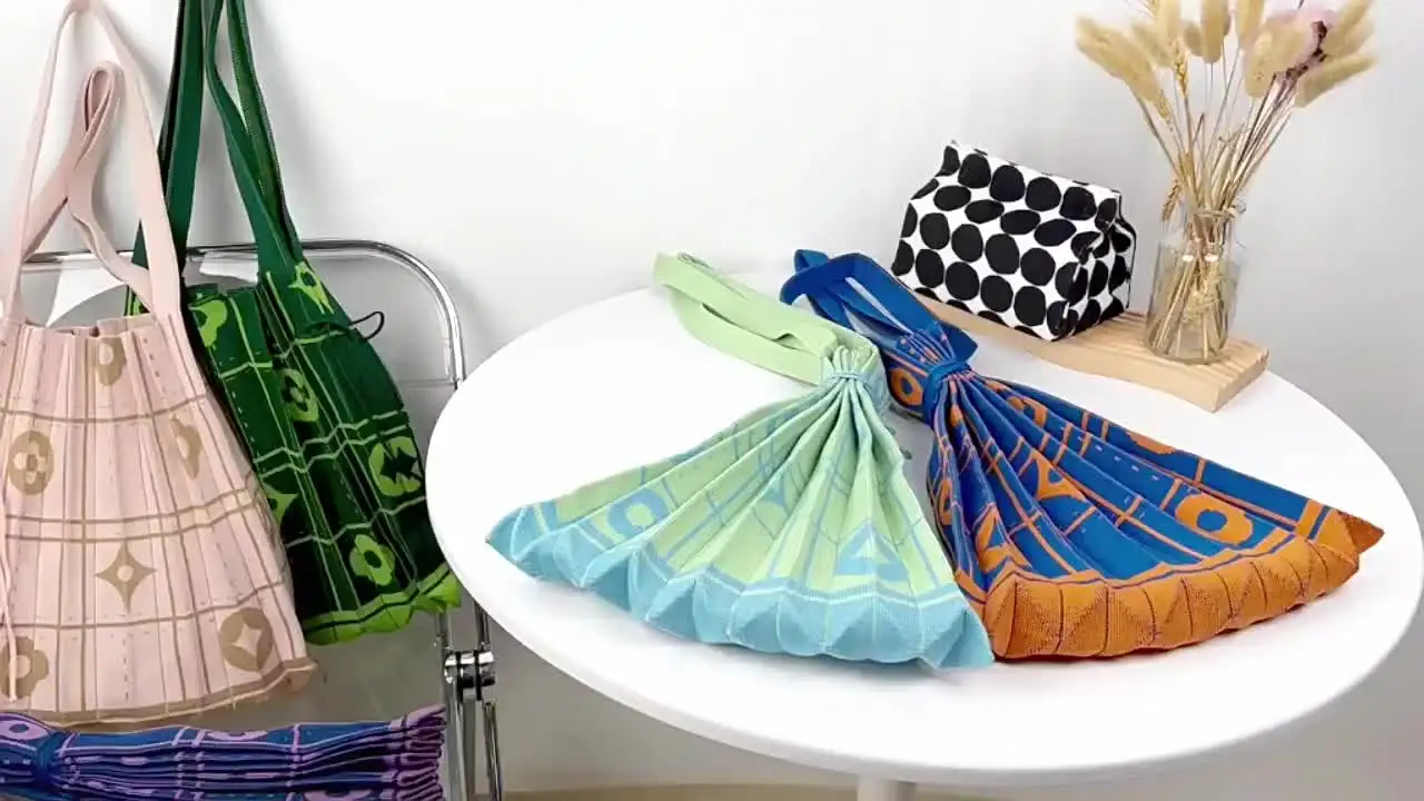 Large Capacity Tote Bag with Geometric Pattern & Simple Pleated Design