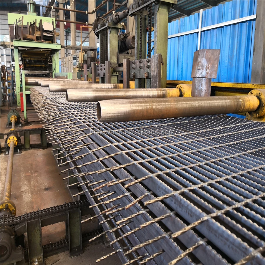 металлический решетчатый пол нержавейка. стальная сетка для заезда. металлический решетчатый настил gardeck gratings. решетчатый настил sp 34х38/30x3 s5 zn тип а. сварная оцинкованная решетка 1000x1000x34x38x30x3 мм din 24537.